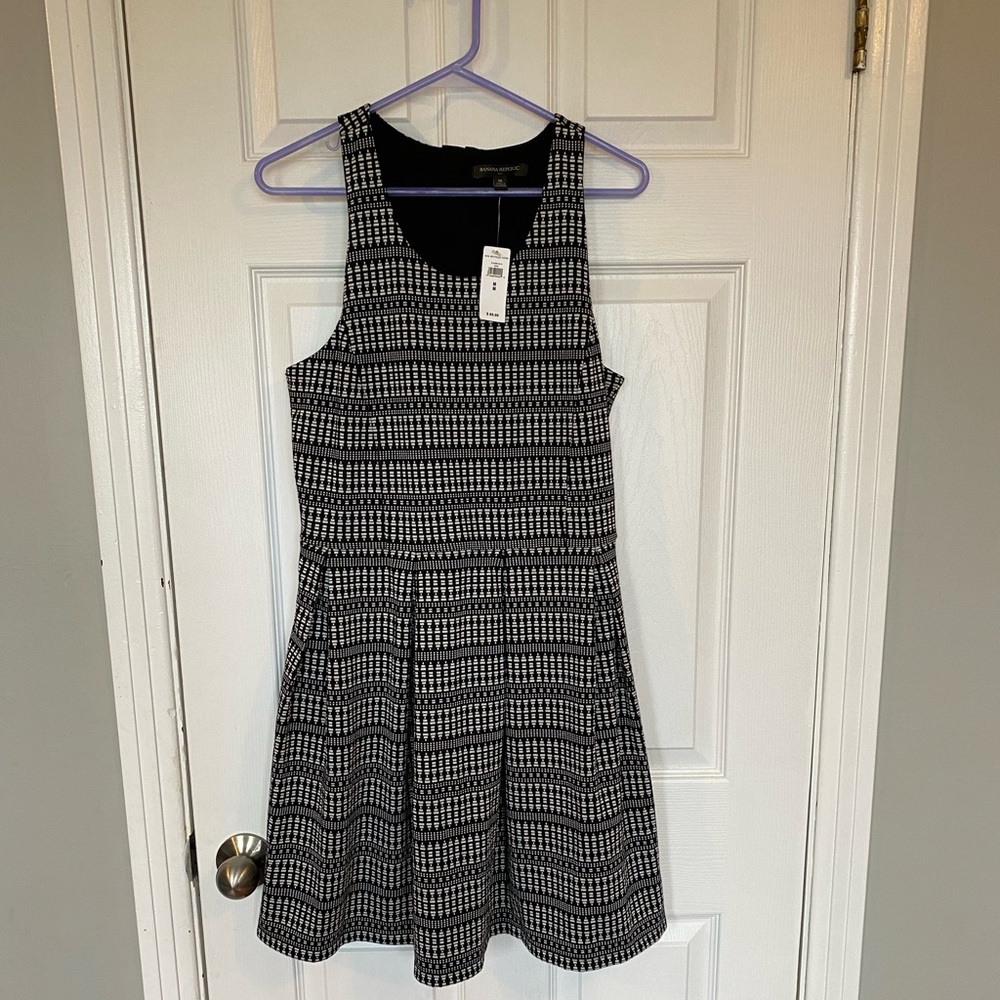 Banana Republic Black and White Sleeveless Dress. NWT. Medium